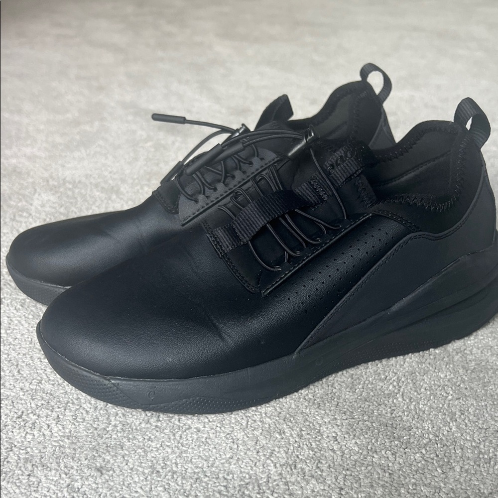 Women's Athletic Slip-On Sneakers in Black